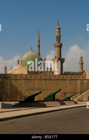Cupola e minareti di Sultan al-Nasir Muhammad ibn Qala'Onu alla moschea di Saladino o Salaḥ ad-Dīn cittadella medievale fortificata islamica del Cairo in Egitto Foto Stock