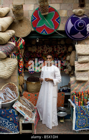 Negoziante indossando il tradizionale indumento galabiyeh in Khan el-Khalili un grande souk nel centro storico del Cairo islamico Egitto Foto Stock