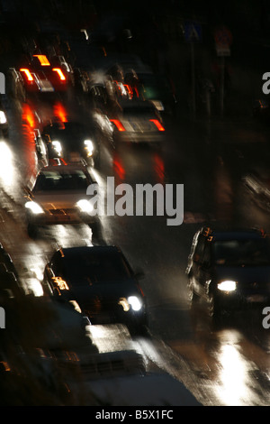 Auto veloci la guida sotto la pioggia durante la notte in città Foto Stock