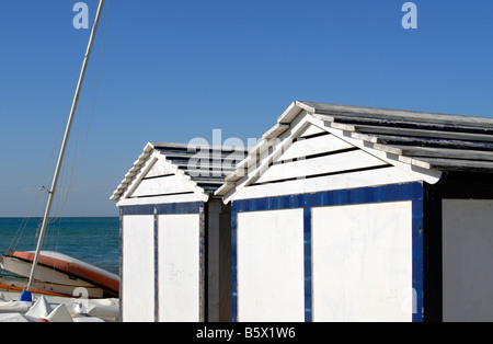 Blu e bianco capanne Spiaggia di Sant Pol de Mar Costa Brava Catalogna Spagna Foto Stock