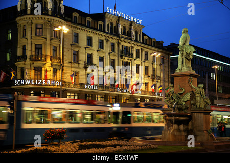 Il tram passa l'Hotel Schweizerhof opposta a Zurigo stazione ferroviaria principale in Svizzera Foto Stock