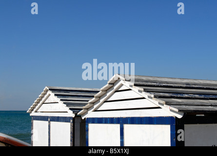 Blu e bianco capanne Spiaggia di Sant Pol de Mar Costa Brava Catalogna Spagna Foto Stock