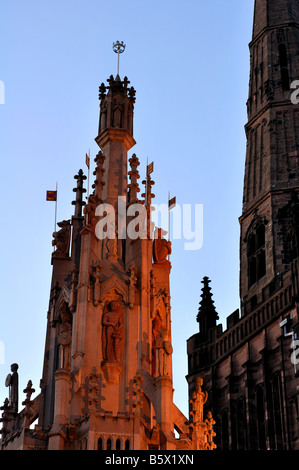 La croce di Coventry e la chiesa della Santa Trinità, Coventry, West Midlands, England, Regno Unito Foto Stock