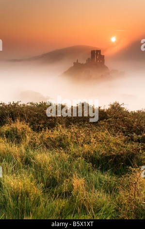 Corfe Castle avvolta in early morning mist Purbeck Dorset South West England Regno Unito Castle Foto Stock