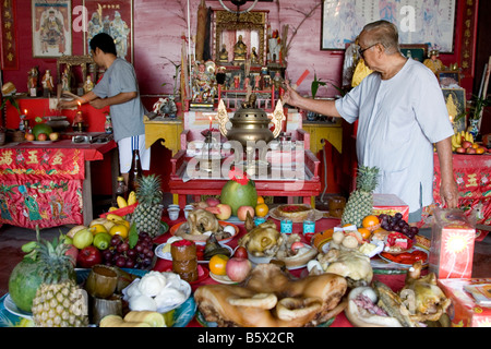 Facendo offerte a un tempio cinese in Thailandia. Foto Stock