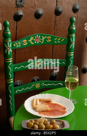 Tapas jamon serrano le olive e fino . Prosciutto Olive e Sherry Foto Stock