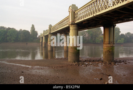 Barnes ponte ferroviario che attraversa il fiume Tamigi a Chiswick Foto Stock