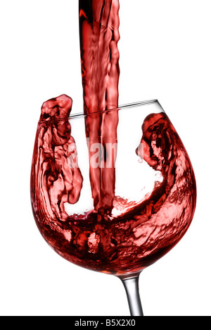 Versando un bicchiere di vino rosso intaglio isolato su sfondo bianco Foto Stock