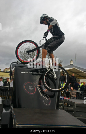 Prove pilota di bmx esegue trucchi al 09 dirt bike show Foto Stock