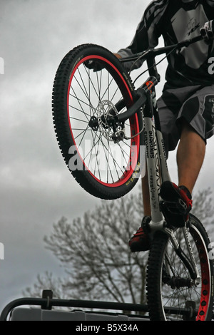 Prove pilota di bmx esegue trucchi al 09 dirt bike show Foto Stock