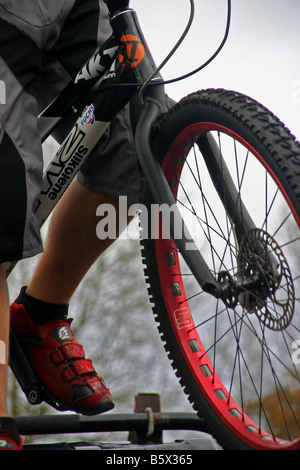 Prove pilota di bmx esegue trucchi al 09 dirt bike show Foto Stock