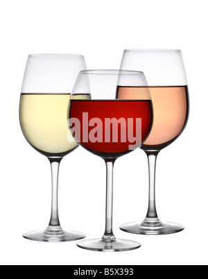 Bicchieri di bianco e rosso vino rosato intaglio isolato su sfondo bianco Foto Stock