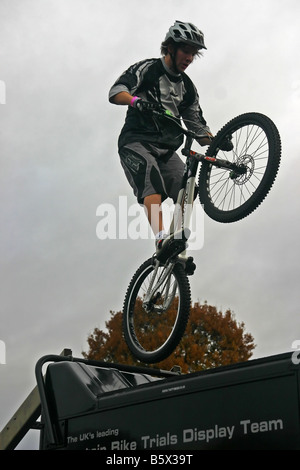 Prove pilota di bmx esegue trucchi al 09 dirt bike show Foto Stock