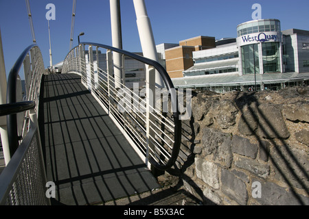 Città di Southampton, Inghilterra. Passerella che collega la Città Vecchia parete sulle Castleway. Foto Stock