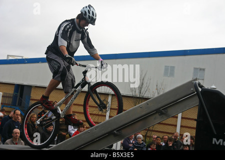 Prove pilota di bmx esegue trucchi al 09 dirt bike show Foto Stock