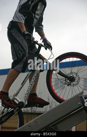 Prove pilota di bmx esegue trucchi al 09 dirt bike show Foto Stock