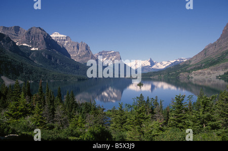 Una vista di St Mary s lago e Isola d'oca per andare a Sun Road nel cuore del Parco Nazionale di Glacier Montana USA Foto Stock