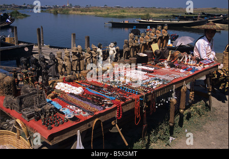 Pressione di stallo di mercato la vendita di statue, gioielli, ninnoli e souvenir turistici a Lago Inle, Birmania o Myanmar Foto Stock