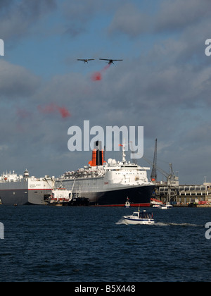 Il papavero di caduta della Cunard Queen Elizabeth 2 durante la sua giornata finale nella sua casa Porto di Southampton Regno Unito 11 novembre 2008 Foto Stock