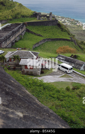 I visitatori di Saint Kitts sempre godere il Parco Nazionale di Brimstone Hill Fortress in alto sulla collina sopra il bel Mar dei Caraibi Foto Stock