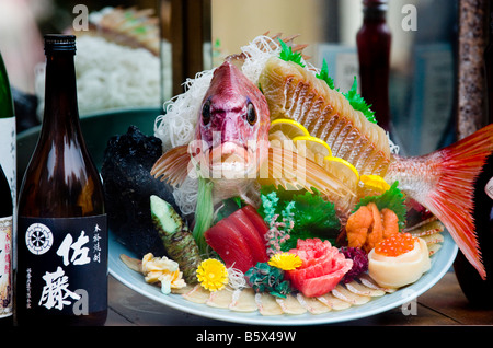 Pesce di plastica e display di sushi al di fuori di un ristorante di Asakusa, Tokyo, Giappone. Foto Stock