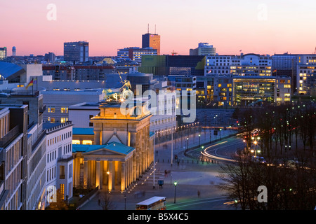 Porta di Brandeburgo quadriga vista dalla cupola Reichtstag contesto la nuova ambasciata americana Tiergarten Berlin Foto Stock