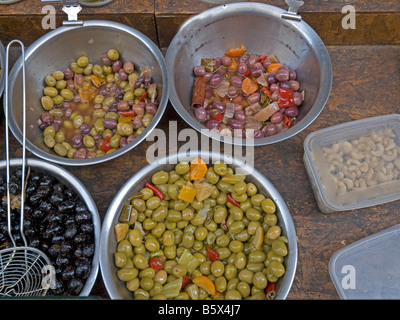 Pressione di stallo sul mercato pentole con differenti olive e anacardi Saint Antonin Noble Val Midi Pirenei Tarn et Garonne Francia Foto Stock