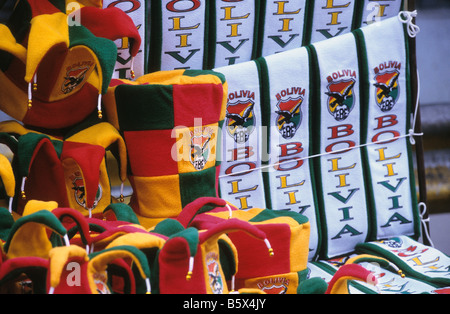 Cappelli e sciarpe della nazionale boliviana in vendita prima di una partita di calcio internazionale, la Paz, Bolivia Foto Stock