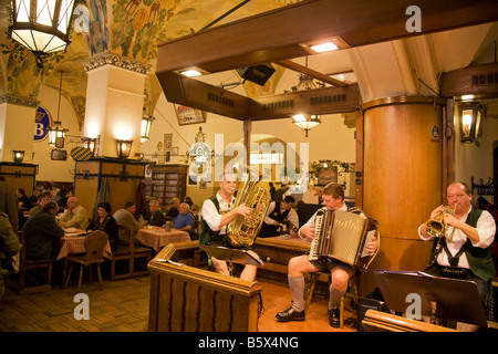 Hofbraeuhaus con banda di ottoni Monaco di Baviera Germania Foto Stock