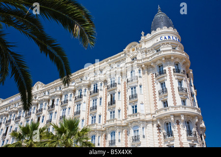 Facciata Hotel sul lungomare di Cannes, Boulevard Croissette, Cote d Azur, Francia Foto Stock