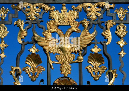 Cancello con il golden imperial eagle Carskoe Selo Palace (il Palazzo di Caterina) in Pushkin, Russia Foto Stock