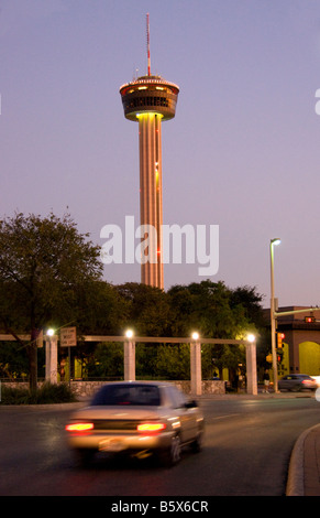 San Antonio Downtown street con la Torre delle Americhe di notte Foto Stock