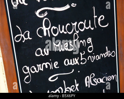 Ristorante alsaziano blackboard menu con Riesling crauti con cinque diversi tipi di affettati - Alsazia - Francia Foto Stock