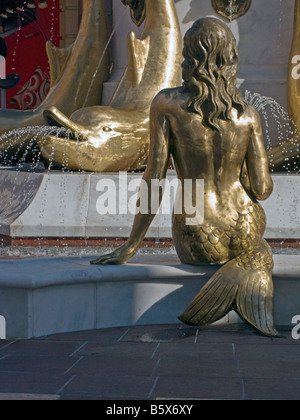 Mermaid & dolphin in Barton Square Shopping Centre caratteristica fontana, parte di Trafford Park Shopping Complex, Manchester Foto Stock