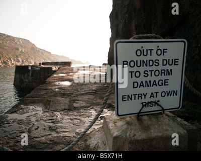 Danni provocati dalla tempesta a Lamorna Cove Harbour Foto Stock