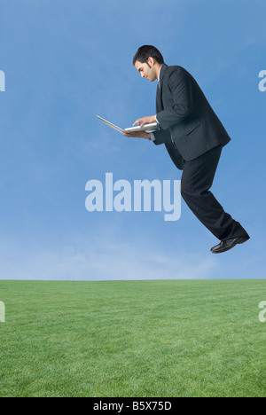 Imprenditore al lavoro su un notebook Foto Stock