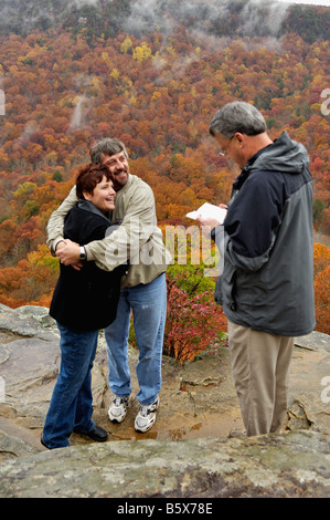 La mezza età giovane Getting Married poiane posatoio in Fall Creek Falls State Park Tennessee Foto Stock