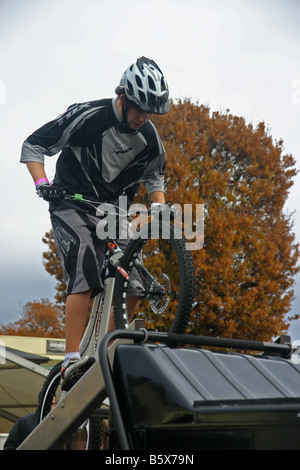 Prove pilota di bmx esegue trucchi al 09 dirt bike show Foto Stock