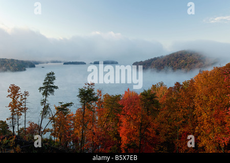 Mist Rising Off Watt Bar Lago all'alba Rhea County Tennessee Foto Stock