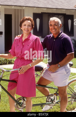 Senior coppia ispanica corse in bicicletta in tandem Foto Stock