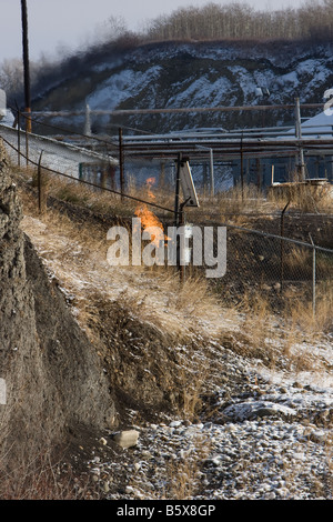 Un colpo della storica Valle Turner Impianto Gas nella valle di Turner Alberta con un gas bruciare flare in primo piano. Foto Stock