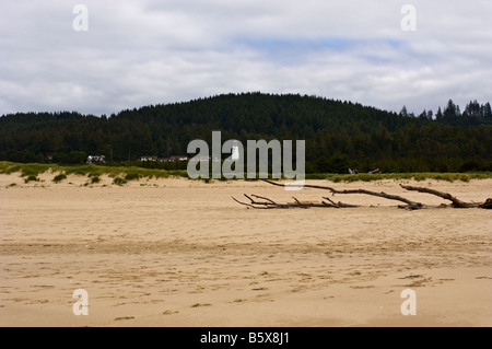 Pacific Coast Beach con il faro in background Foto Stock