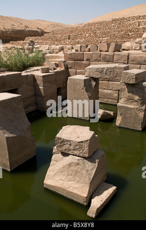 Blocchi monolitici del Osirion o Osireon antico tempio egiziano alla parte posteriore del tempio di Seti i in Abydos complesso tempio Egitto Foto Stock