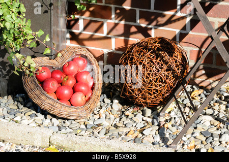 Gartendekoration mit Äpfeln und Korbwaren giardino decorazione con mele e lavorazione del vimini Foto Stock