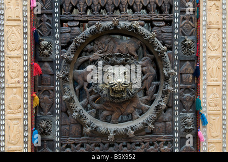 Scolpiti in legno porta per vendita in Aswan Souk un bazaar colorful localmente noto come la Sharia come-Souq, Aswan Egitto Foto Stock