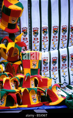 Cappelli e sciarpe della nazionale boliviana in vendita prima di una partita di calcio internazionale, la Paz, Bolivia Foto Stock