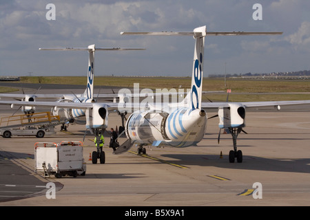 Bombardier Dash 8-Q400 aerei di linea a corto raggio appartenenti alla compagnia aerea regionale britannica Flybe a terra all'aeroporto Charles de Gaulle di Parigi. Foto Stock