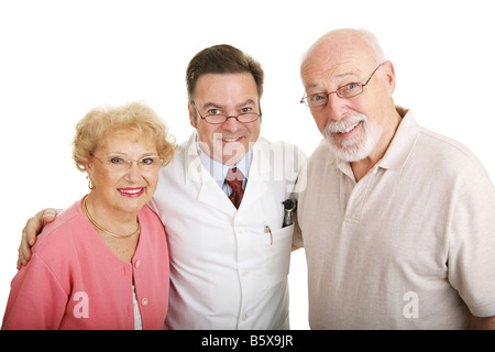 Coppia senior in posa di loro nuovi occhiali con loro all'ottico optometrista isolato su bianco Foto Stock