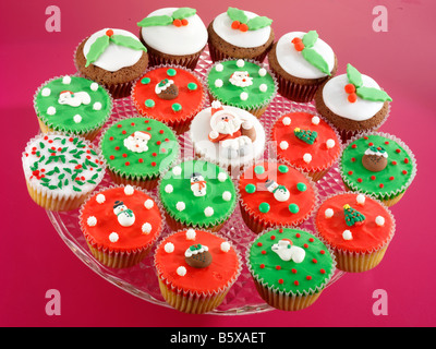 Piatto pieno assortiti di tortini di natale Foto Stock