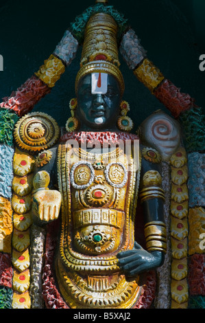 Divinità indù, Signore Venkateswara, dipinta statua, sul Signore Lakshmi Narasimha Swamy tempio in Kadiri, Andhra Pradesh, India Foto Stock